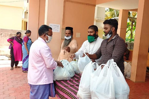 ഭക്ഷണസാധനങ്ങളും മറ്റ് ആവശ്യവസ്തുക്കളും കാരുണ്യ സെന്ററിൽ നിന്ന് വിതരണം ചെയ്തു